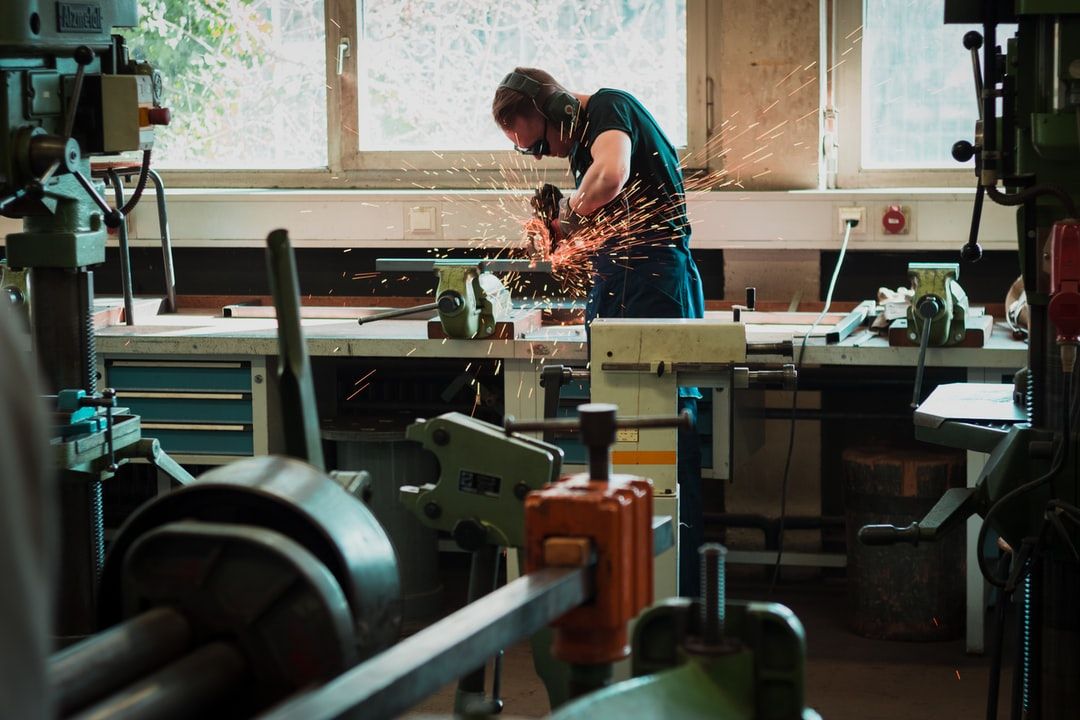 Aujourd'hui il y a un mode d’organisation qui permet de gagner en efficacité en se basant sur la récupération automatique des informations de géolocalisation des objets qui comptent pour la production. Le RTLS hybride est la meilleure solution pour augmenter la performance industrielle.