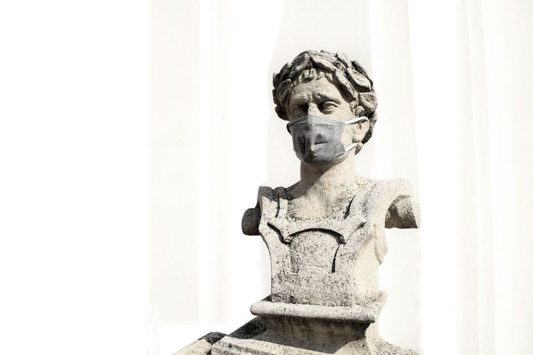 Comment les musées font face à la pandémie de Covid-19 Alors que les musées Européens comptent sur l'aide publique pour faire face à la crise économique du Covid-19, les Etats-Unis ont franchi un cap et sont autorisés à vendre des oeuvres d'art jusqu'en 2022.